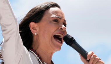 Nobel freds­pris tildeles Vene­zuelas oppo­sisjons­leder María Corina Machado