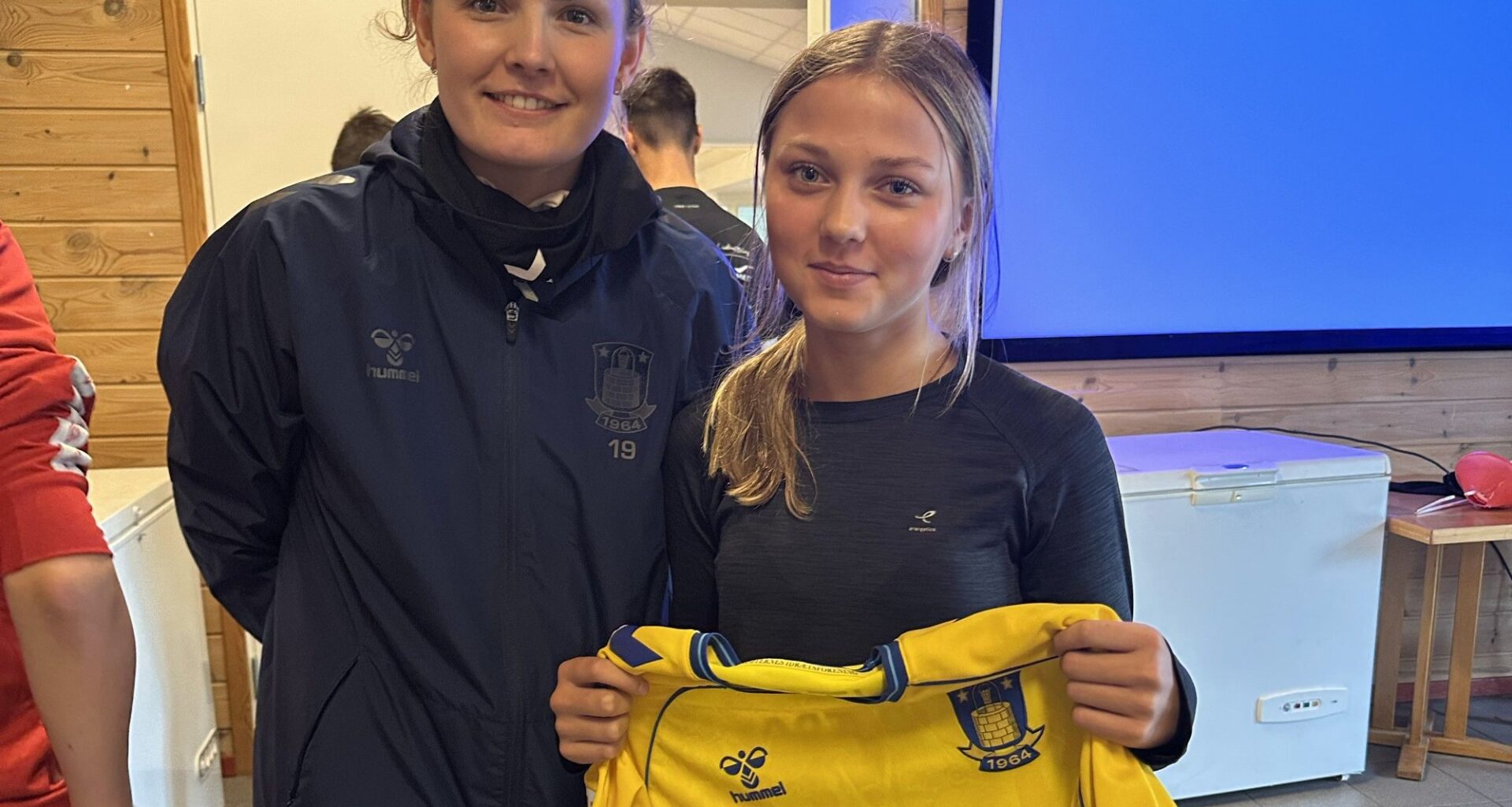 Sport, Fotball | Fikk storfint besøk på gratis fotballskole i høstferien