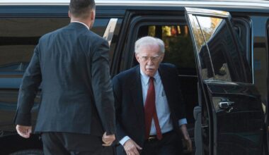 Tidligere sikkerhetsrådgiver John Bolton erkjenner ikke straffskyld på 18 tiltalepunkter