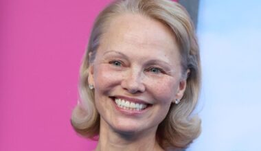 Pamela Anderson bytter ut ikonisk blondt hår med rødt