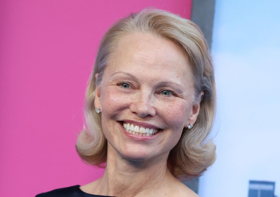 Pamela Anderson bytter ut ikonisk blondt hår med rødt