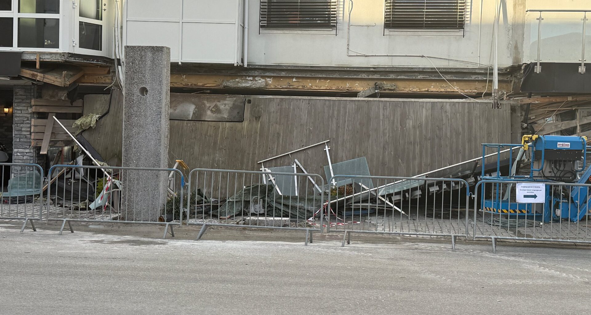 Helse, Fauske | Uteservering falt ned – person hentet av ambulanse