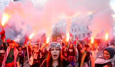 Demonstrerer før kampen mellom Norge og Israel