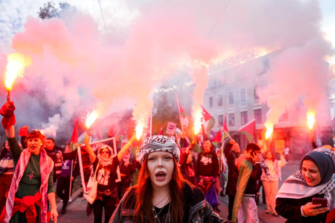 Demonstrerer før kampen mellom Norge og Israel