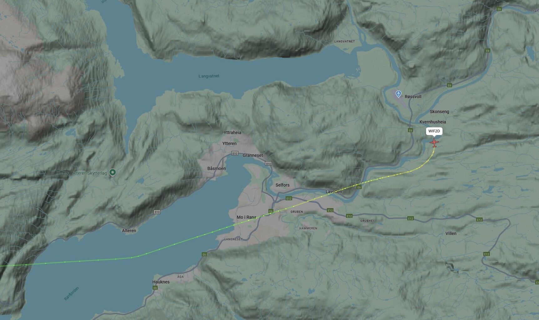 Flytrafikk, Tåke | De tre første flyene har blitt kansellert, men nå har første fly landet