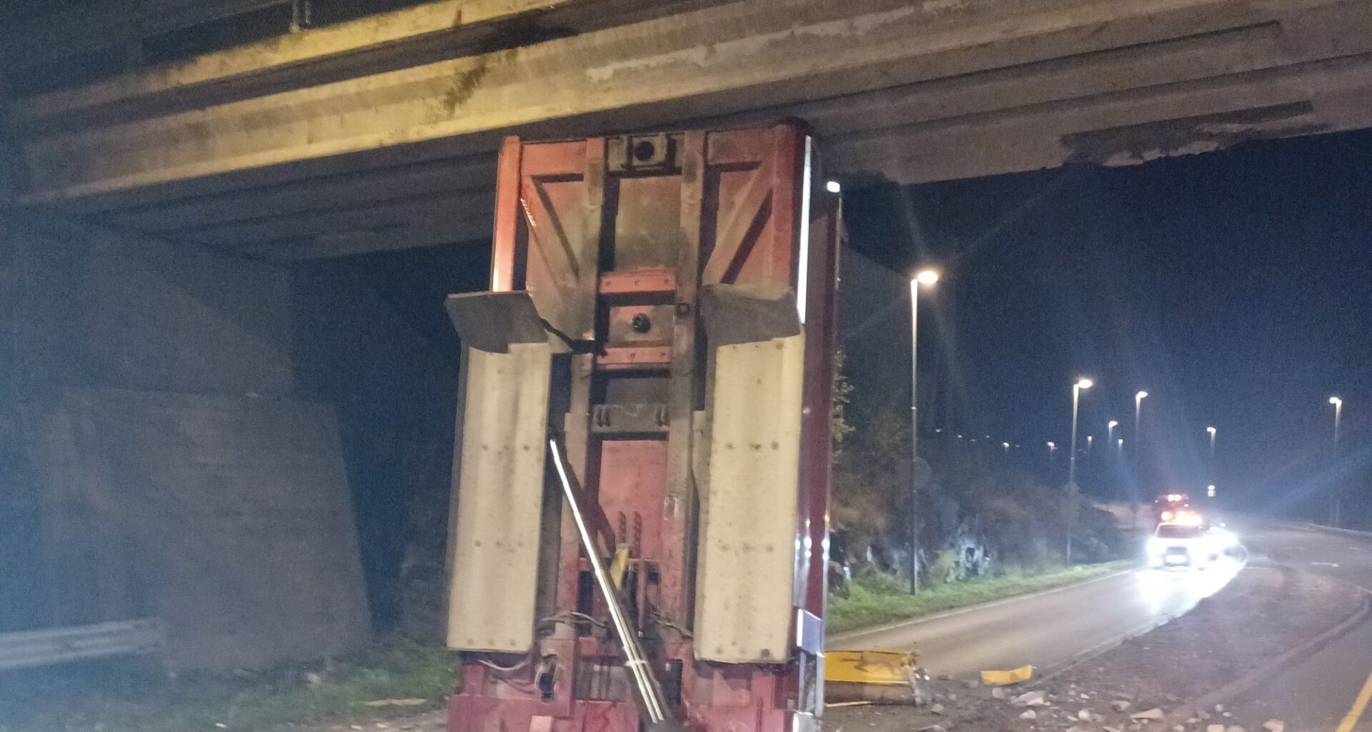 Hendelser, Bamble | Lastebil har krasjet i en bru – trafikken er sperret på stedet