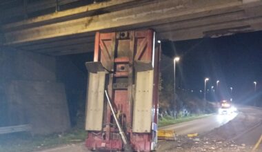 Hendelser, Bamble | Lastebil har krasjet i en bru – trafikken er sperret på stedet