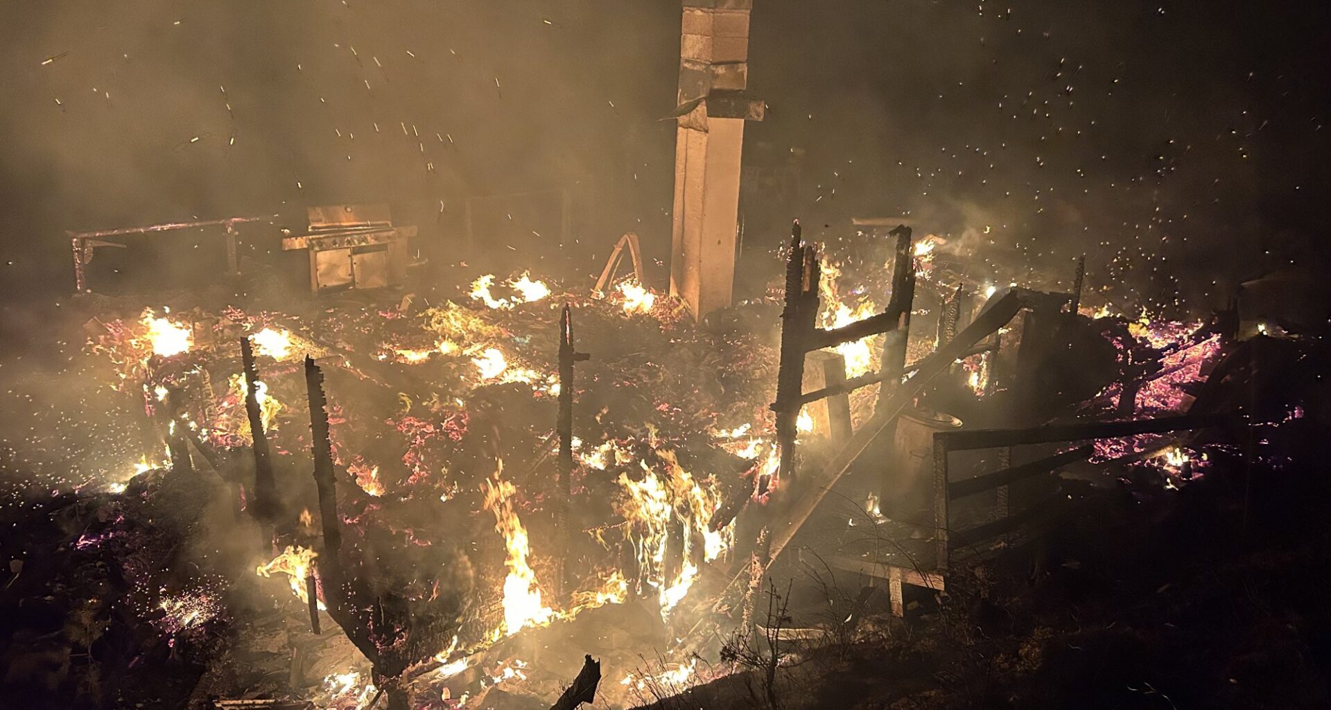Steinkjer, Brann | Hytte ble slukt av flammene