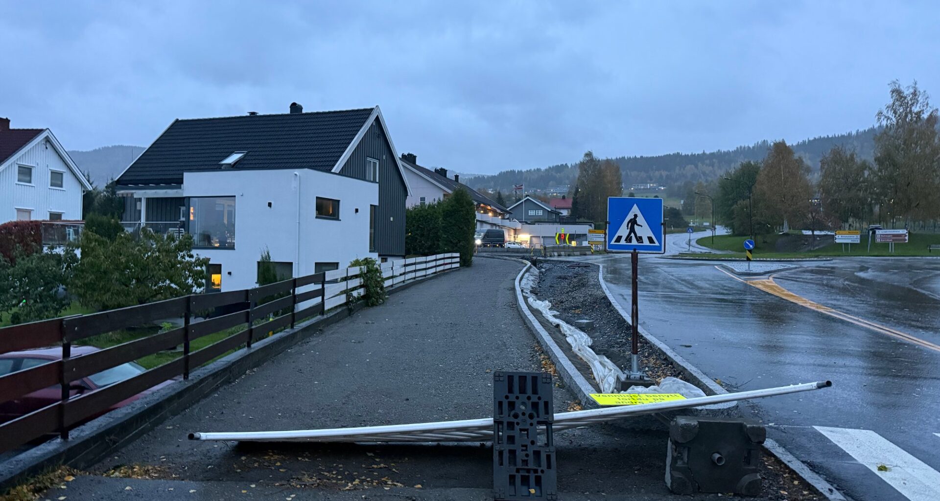Vær, Nyheter | Tre har veltet over hus på Lillehammer: Flere tusen uten strøm