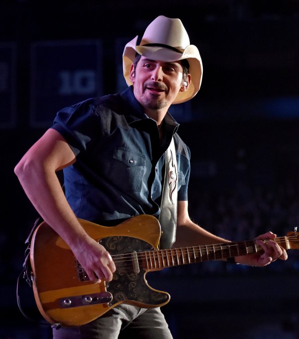 TIL HAMAR: Brad Paisley til Hamar 13. juni. Da skal den amerikanske superstjernen fylle plassen utenfor Vikingskipet. Her fra konsert i Illinois i 2018. Foto: Rob Grabowski/Invision/AP