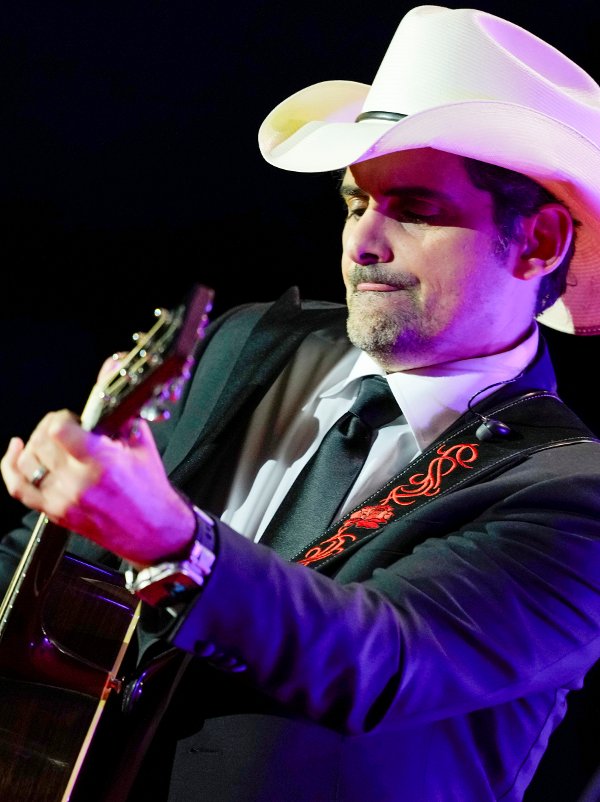 NORGESVENN: Køntriartisten Brad Paisley har fått stempelet norgesvenn. Her fra da han opptrådde i Det hvite hus i Washington i 2024. Foto: AP Photo/Evan Vucci