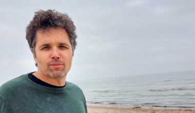 Førsteamanuensis Lucas Bietti finner at språkmodellene ofte kludrer det til for seg. Dermed avslører de at de ikke er mennesker.