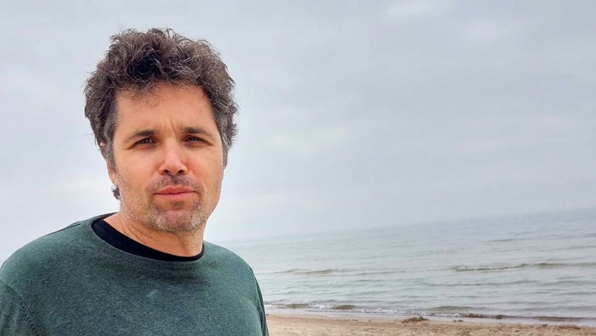 Førsteamanuensis Lucas Bietti finner at språkmodellene ofte kludrer det til for seg. Dermed avslører de at de ikke er mennesker.