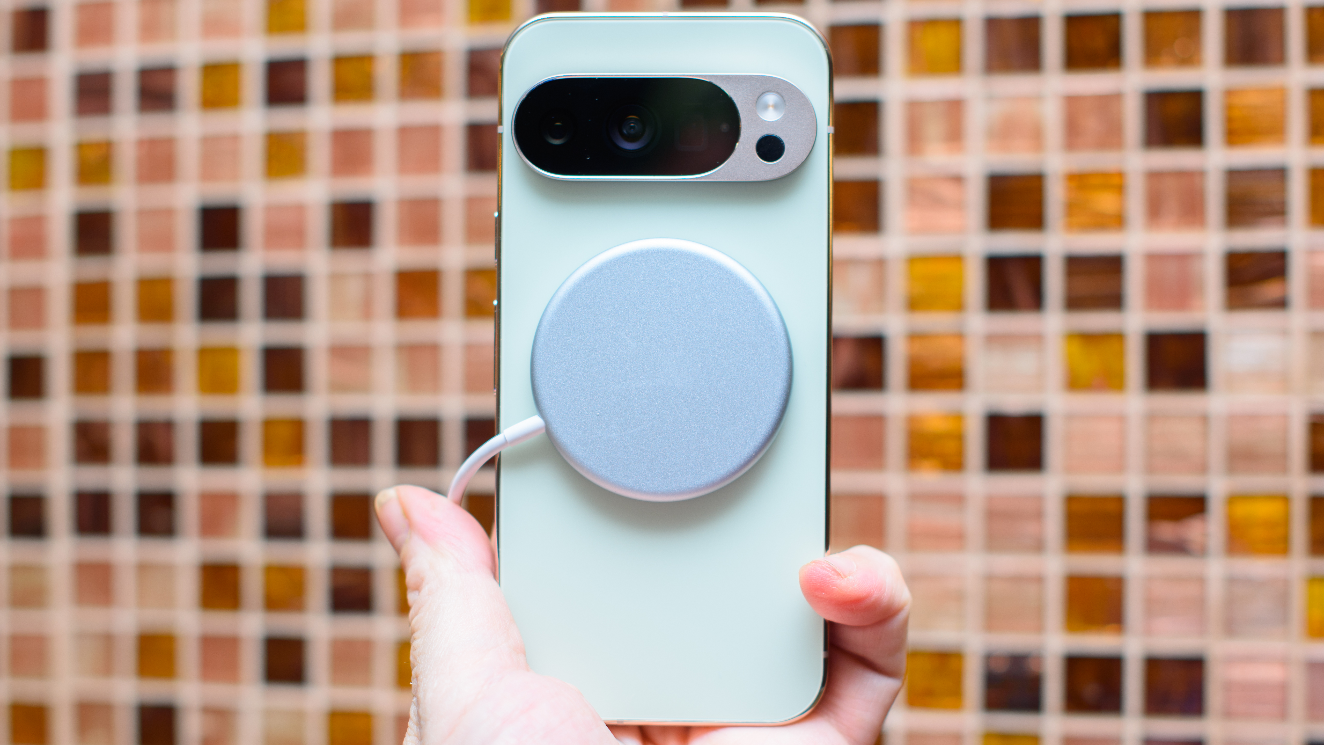 Google Pixel 10 Pro i Jade.