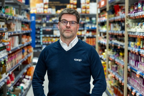 FULLE LAGER: Nortura har fulle fryselager med svinekjøtt, så det spås en tøff priskrig foran årets jul. Kommunikasjonsdirektør Harald Kristiansen i Coop Norge er veldig fornøyd med priskrig, og mener 
de vil vinne den. (Foto: Espen Solli)

PLNK: TRA11AVI23112408000 * 3820231124021112001
LNNR: 3820231124021135000
STED: Haugenstua
Trønder-Avisa 20231124 horizontal DPI_300x300 lverer prisen over natta_3 TRA_Fra Nett Edda Media × 20231124 × TRA_Fra Nett × 8 × Version2 ×  ×  × 2015-1sr3_4080 × Trønderavisa_arkiv_377993902


ALNK: Coop sikter mot ny salgsrekord * 2920231205021345057
PLNK: TRA11AVI23120516000 * 2920231205021319011
BLNK: oop sikter mot salgsrekord * 2920231205021345019
LNNR:2920231205021345058
STED: Haugenstua
Trønder-Avisa 20231205 horizontal DPI_300x300 p sikter mot salgsrekord_1 TRA_Fra Nett Edda Media × 20231205 × TRA_Fra Nett × 16 × Version2 ×  ×  × 2015-1sr3_4080 × Trønderavisa_arkiv_377993902
