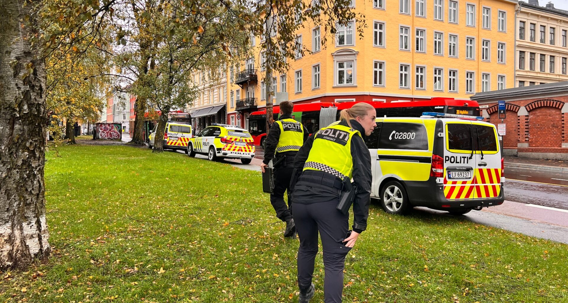 Birkelunden, Grünerløkka | Mann knivstukket på buss. Politiet søker etter gjerningsperson