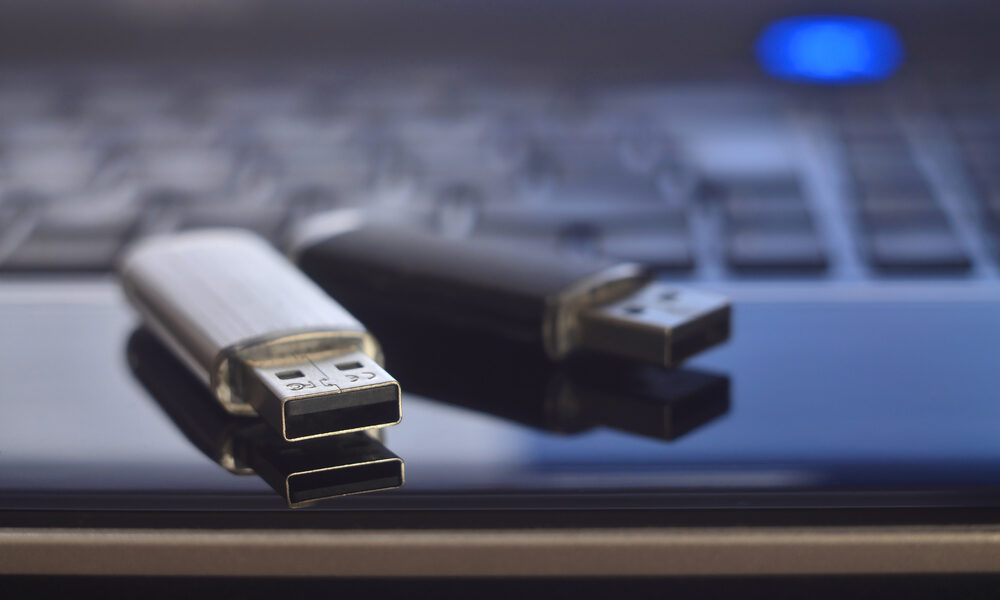 Slik fjerner man en minnepinne på en trygg måte