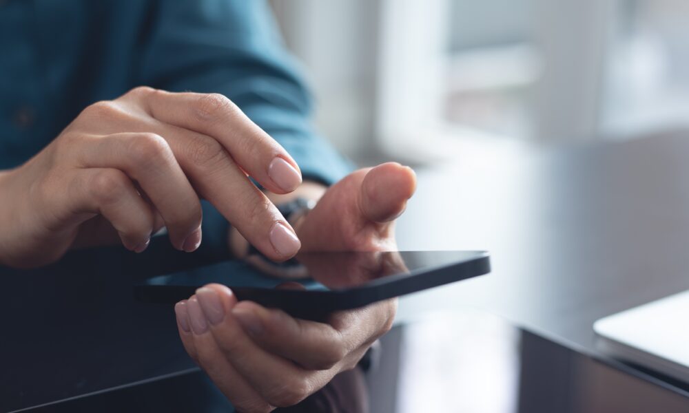 Deaktiver denne funksjonen på telefonen din: Den kan ta opp det du sier