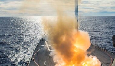 Et Tomahawk kryssermissil skytes opp fra den amerikanske missiljageren USS «Mustin» under en øvelse i 2014.