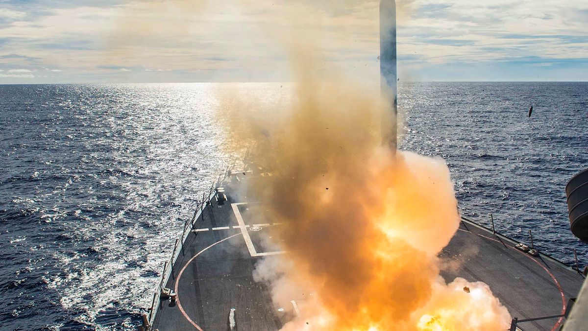 Et Tomahawk kryssermissil skytes opp fra den amerikanske missiljageren USS «Mustin» under en øvelse i 2014.