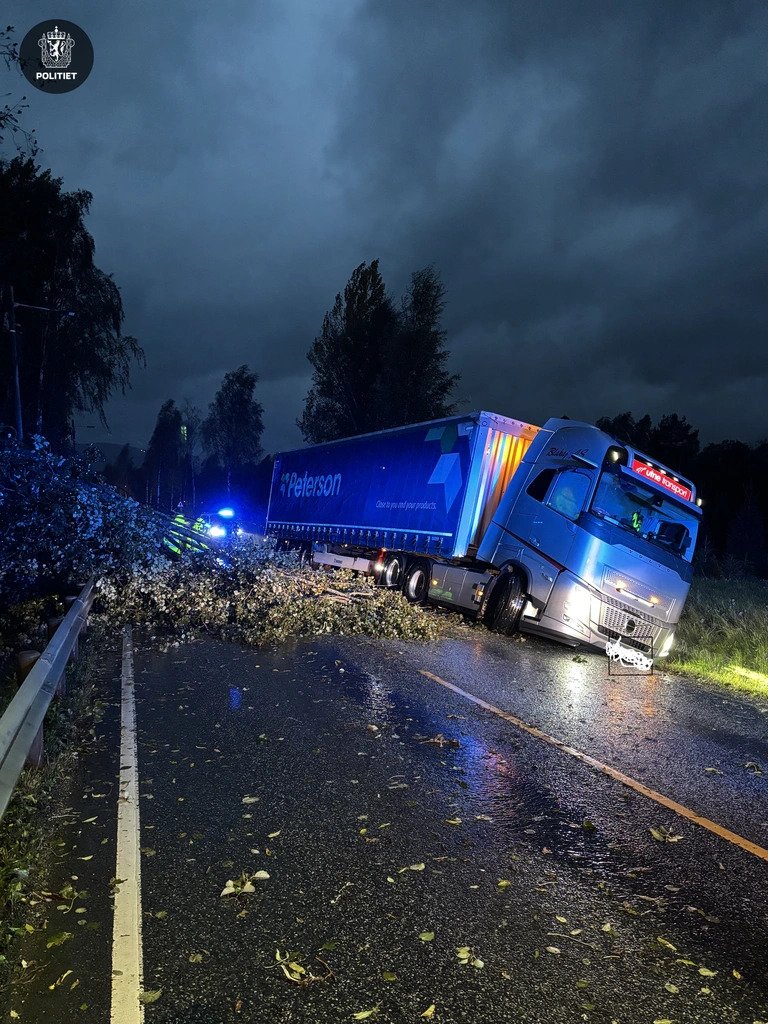 Spikkestad, Trafikk | Tre veltet