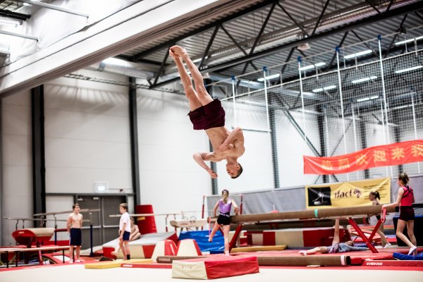 Sebastian Sponevik (15) er et kjempetalent i turn. Hoppensprett, Jessheim. Foto: Lisbeth Lund Andresen