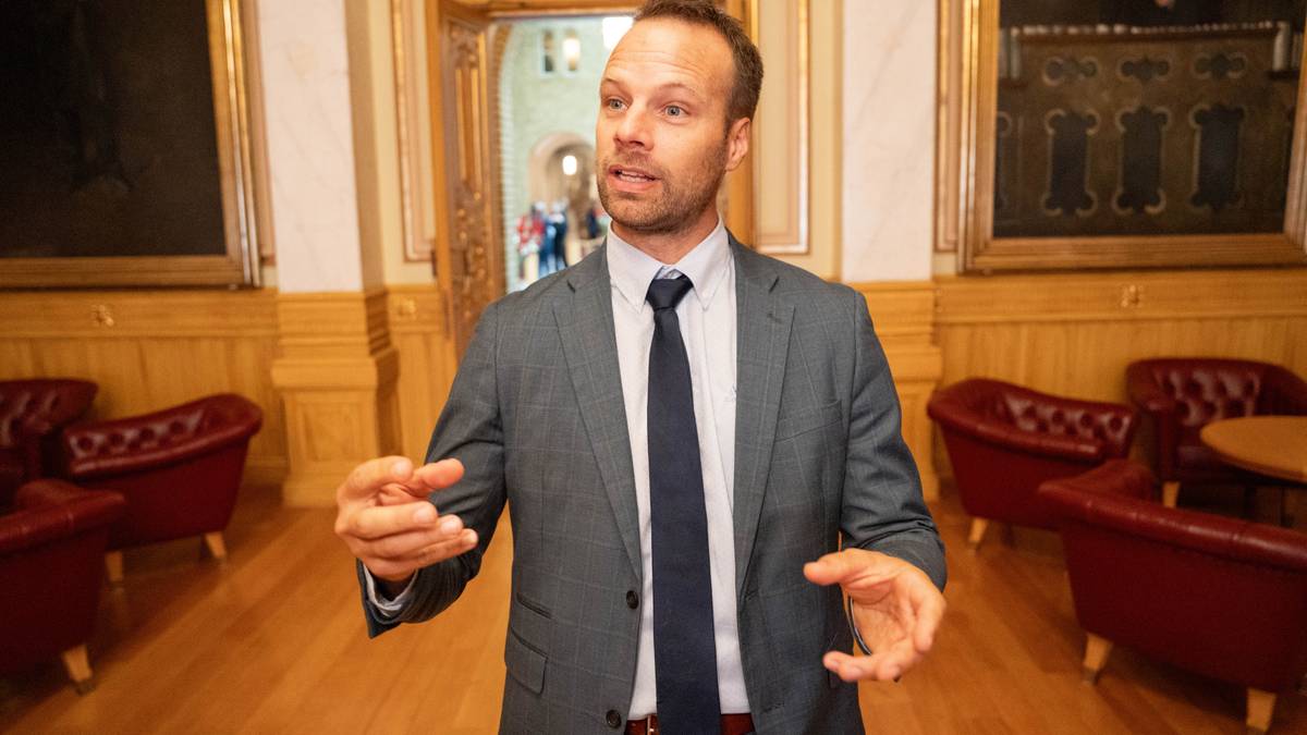 en mann i dress og slips