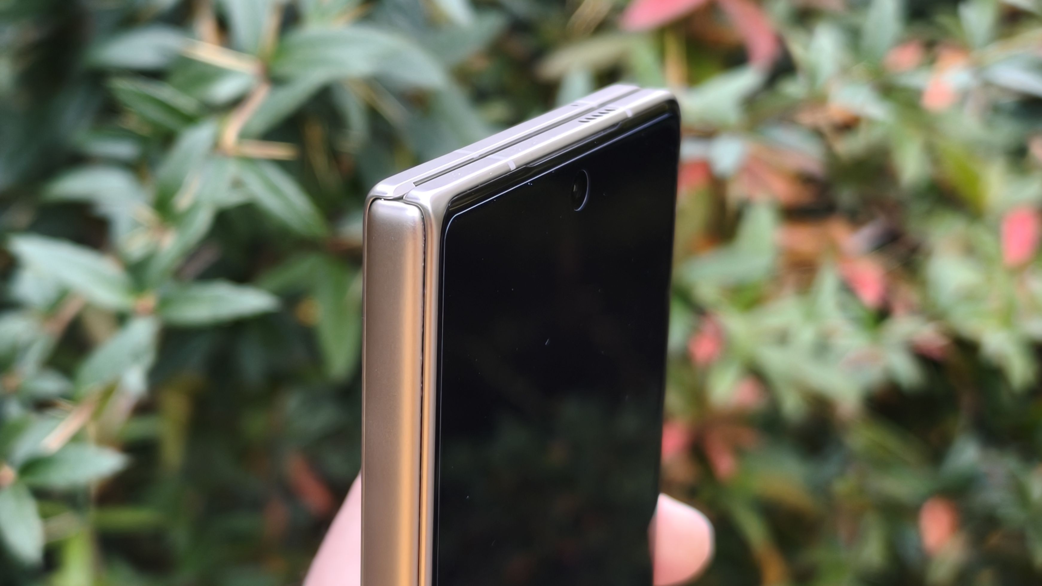 Honor Magic V5 og dens avrundede hj&oslash;rne.