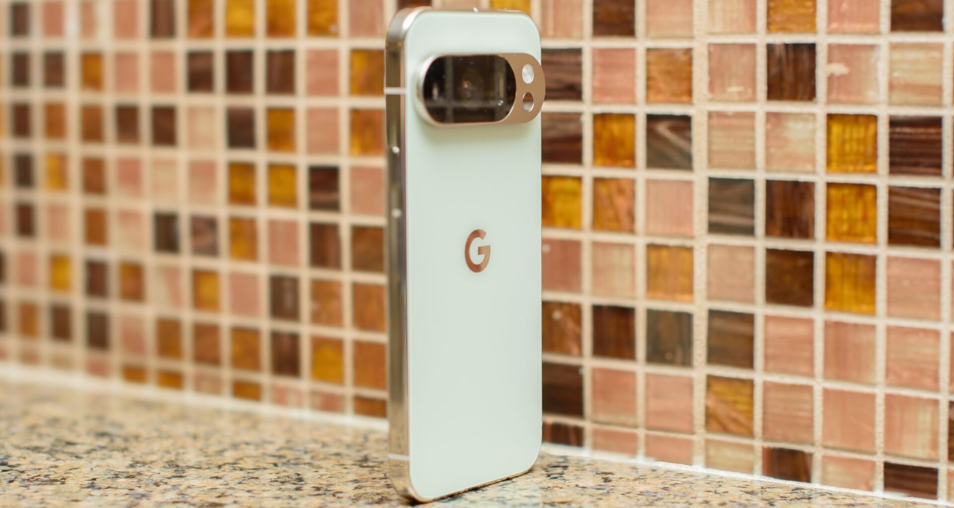 Google Pixel 10 Pro-anmeldelse: Vi elsket overraskende nok AI-funksjonene – men den dårlige ytelsen er utilgivelig