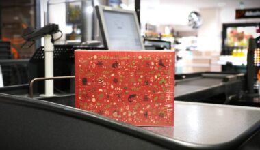 Adventskalender med 24 typer akevitt. En rød, firkantig pakke på rullebåndet til Vinmonopolet.