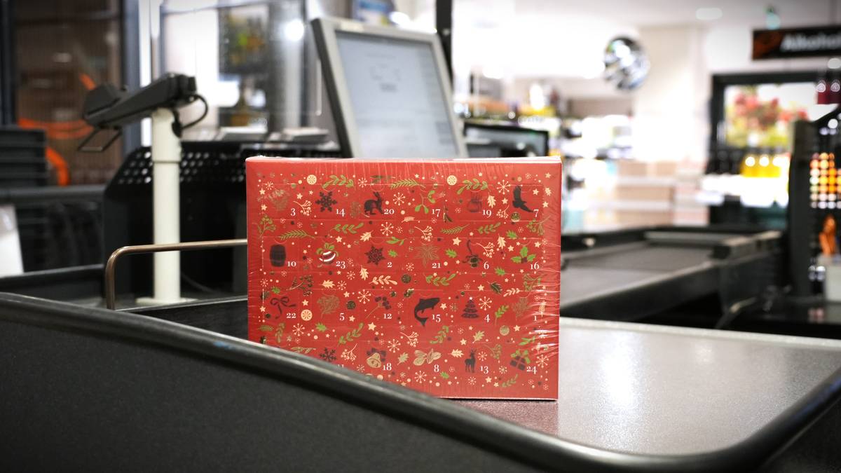 Adventskalender med 24 typer akevitt. En rød, firkantig pakke på rullebåndet til Vinmonopolet.