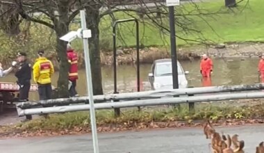 Bil havnet i elv - tok feil av gass og brems