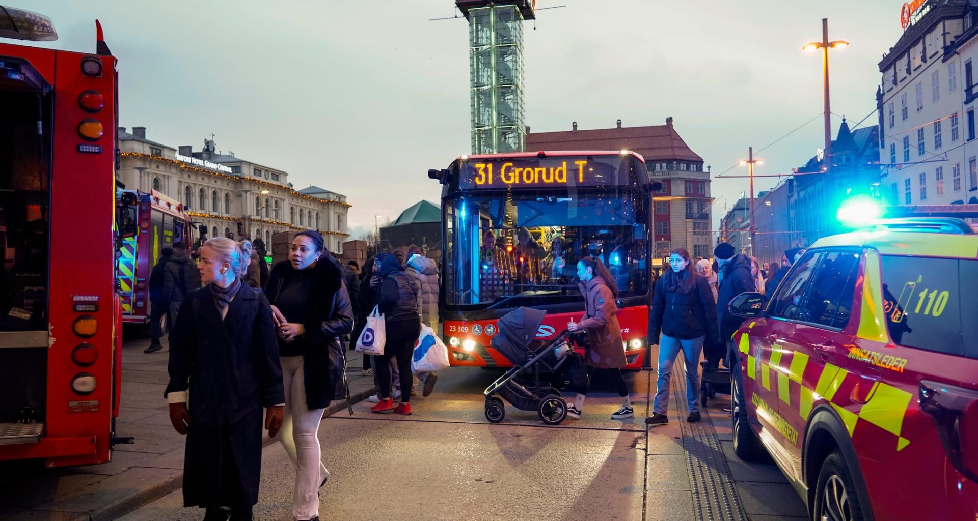 Utenfor er det tilløp til kaos, og en buss har kræsjet med en brannbil.