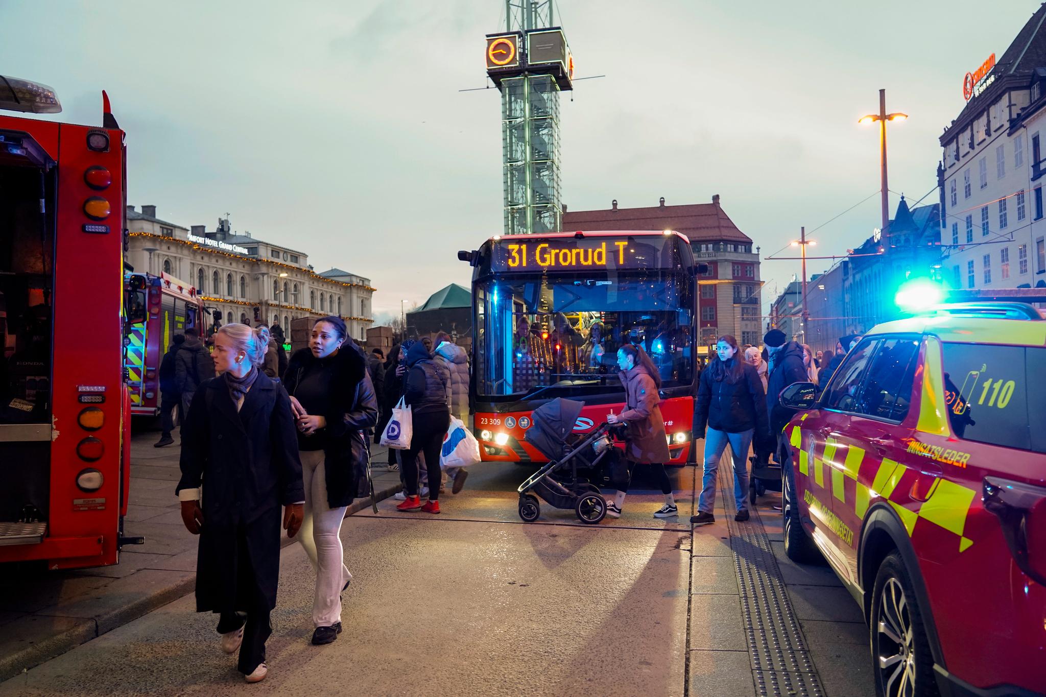 Utenfor er det tilløp til kaos, og en buss har kræsjet med en brannbil.