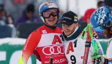 Tre alpinistere står sammen etter et løp i Sölden. De har på seg konkurransedresser i ulike farger. Det snør lett i bakgrunnen, og det er gjester og tilskuere synlige. Utsikten er en typisk alpinscene med skibakker og tilskuerområder.