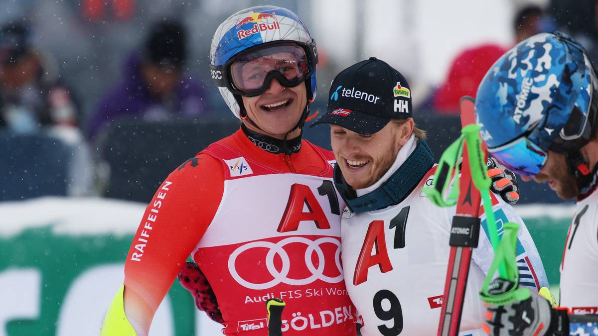 Tre alpinistere står sammen etter et løp i Sölden. De har på seg konkurransedresser i ulike farger. Det snør lett i bakgrunnen, og det er gjester og tilskuere synlige. Utsikten er en typisk alpinscene med skibakker og tilskuerområder.
