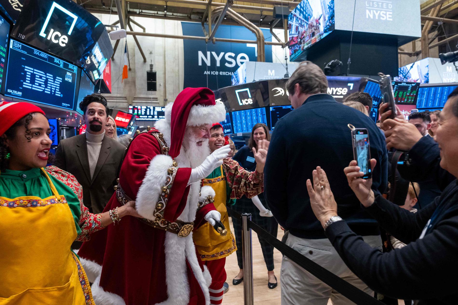SNART JUL: Julenissen var på besøk på New York-børsen denne uken. Fredag er siste dag med handel før desember tar over.