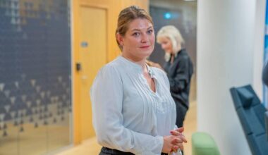 en person som står i et rom