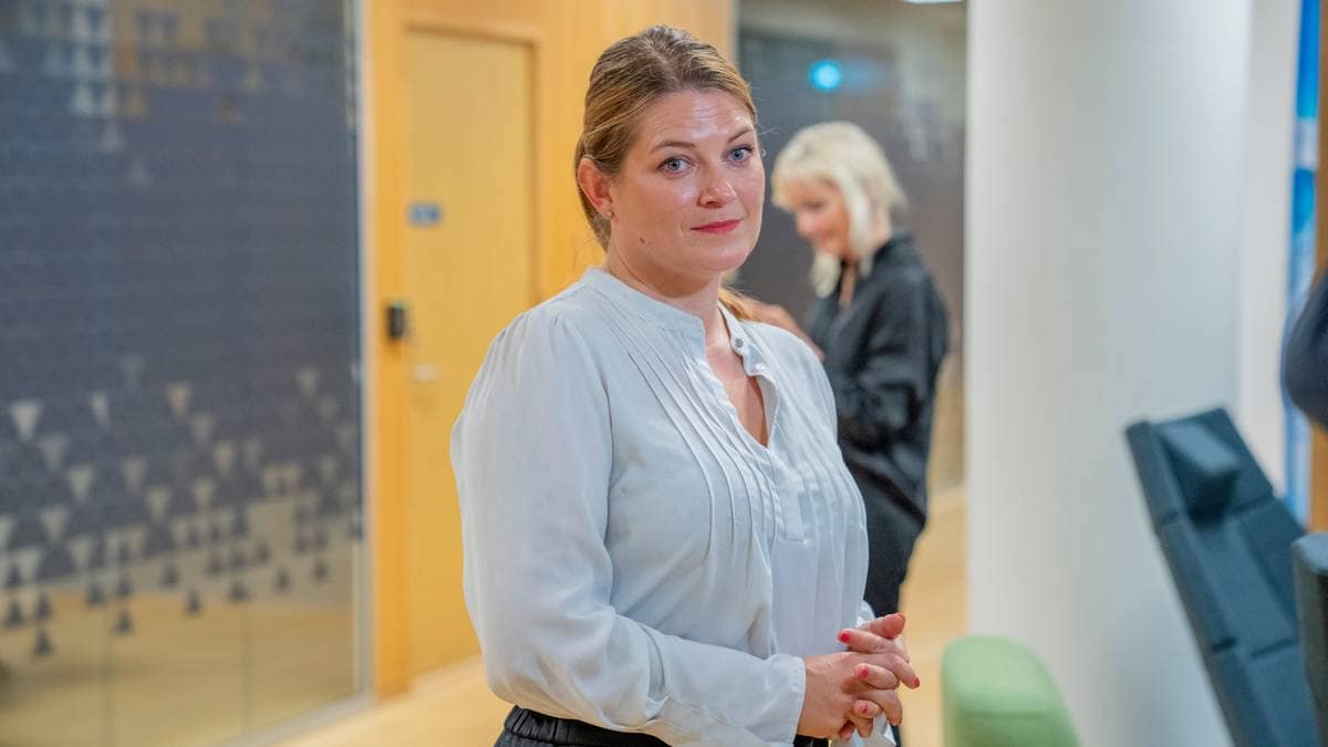 en person som står i et rom