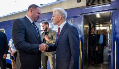 menn i dress håndhilser