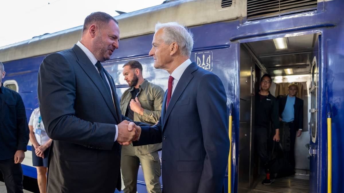 menn i dress håndhilser