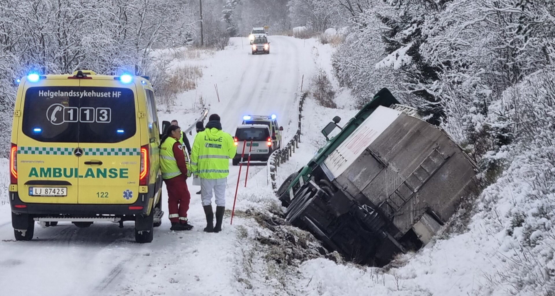 Ulykker, Trafikk | Flere kjøretøy har sklidd av veien: – Får ikke bilberging før i kveld