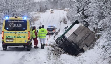 Ulykker, Trafikk | Flere kjøretøy har sklidd av veien: – Får ikke bilberging før i kveld