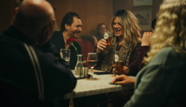 Ølhunden Berit på NRK TV. Incel-dramaet med Anders Baasmo er en dyster reise til den giftige maskulinitetens ende.