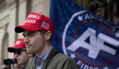 Tucker Carlson-intervju med Nick Fuentes splitter amerikansk høyreside