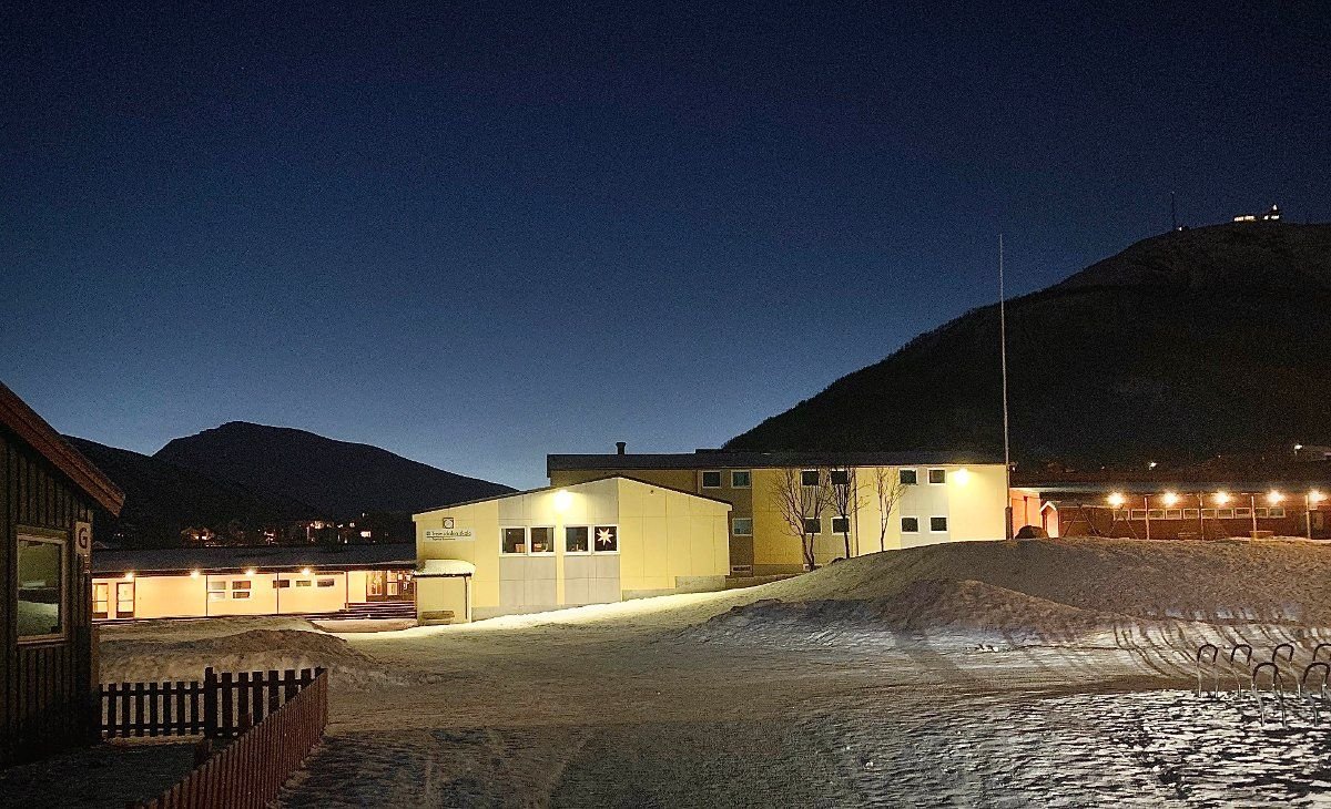 Tromsdalen skole, Tromsø kommune | Når hustaket lekker, hjelper det ikke å male garasjen