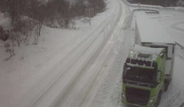 Trafikk, Veg | To vogntog står fast på fylkesveg