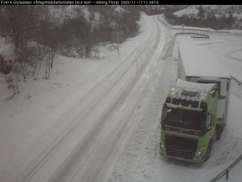 Trafikk, Veg | To vogntog står fast på fylkesveg