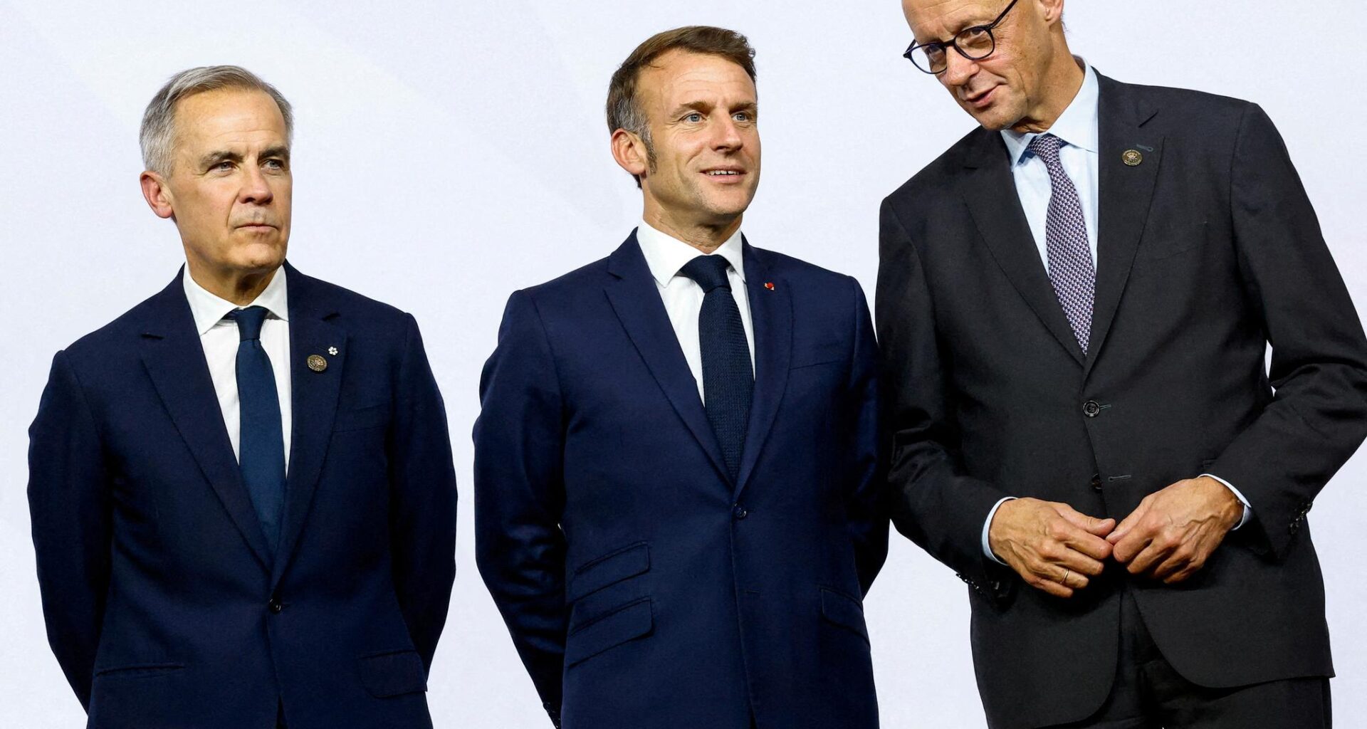Canada statsminister Mark Carney, Frankrikes president Emmanuel Macron og Tysklands forbundskansler Friedrich Merz på G-20-møtet i Sør-Afrika lørdag.
