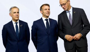 Canada statsminister Mark Carney, Frankrikes president Emmanuel Macron og Tysklands forbundskansler Friedrich Merz på G-20-møtet i Sør-Afrika lørdag.